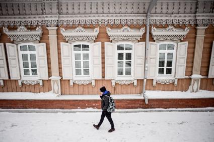 Иркутск. Историческая деревянная застройка на улицах города.