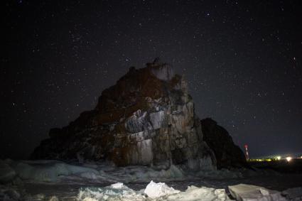 Иркутская область, озеро Байкал, остров Ольхон.   Звездное небо над  скалой  Шаманка  на мысе Бурхан.