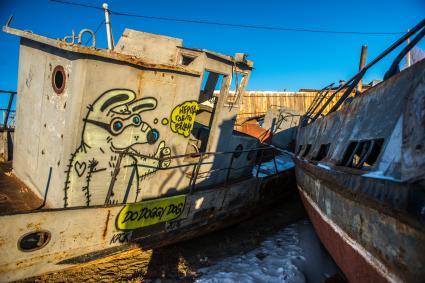 Остров Ольхон, поселок Хужир.   Граффити  на заброшенных лодках.