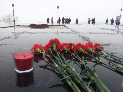 Нижний Новгород. Цветы  у мемориала `Вечный огонь`  в память о погибших в ТЦ `Зимняя вишня` в Кемерово.