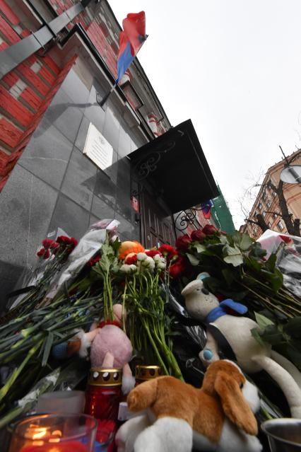 Москва. Цветы и свечи у представительства администрации Кемеровской области на Большой Татарской улице в память о погибших в пожаре в ТЦ `Зимняя вишня` в Кемерово.