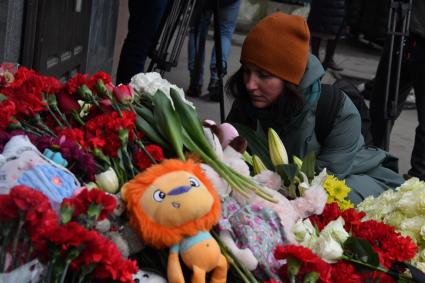 Москва. Люди возлагают цветы у представительства администрации Кемеровской области на Большой Татарской улице в память о погибших в пожаре в ТЦ `Зимняя вишня` в Кемерово.