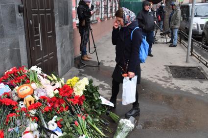 Москва. Люди возлагают цветы у представительства администрации Кемеровской области на Большой Татарской улице в память о погибших в пожаре в ТЦ  `Зимняя вишня` в Кемерово.