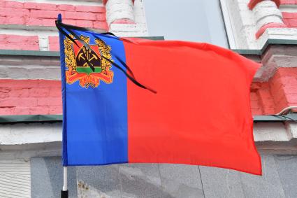 Москва. Флаг с траурной лентой на здании представительства администрации Кемеровской области на Большой Татарской улице в день траура по погибшим в пожаре в ТЦ `Зимняя вишня` в Кемерово.