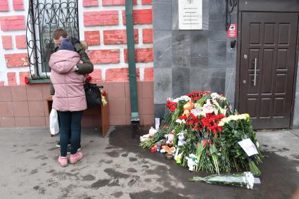 Москва. Люди возлагают цветы у представительства администрации Кемеровской области на Большой Татарской улице в память о погибших в пожаре в ТЦ  `Зимняя вишня` в Кемерово.