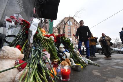 Москва. Цветы и свечи у представительства администрации Кемеровской области на Большой Татарской улице в память о погибших в пожаре в ТЦ `Зимняя вишня` в Кемерово.