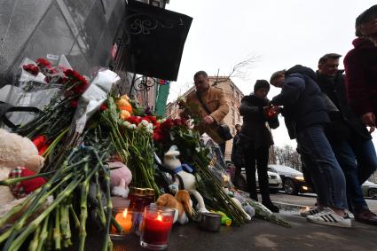 Москва. Люди возлагают цветы у представительства администрации Кемеровской области на Большой Татарской улице в память о погибших в пожаре в ТЦ `Зимняя вишня` в Кемерово.