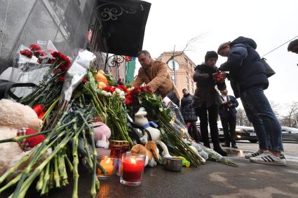 Москва. Люди возлагают цветы у представительства администрации Кемеровской области на Большой Татарской улице в память о погибших в пожаре в ТЦ `Зимняя вишня` в Кемерово.