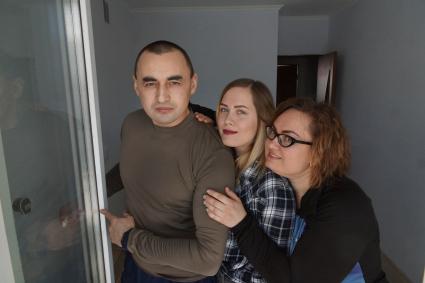 Самара. Жильцы во время осмотра квартиры в новом доме.