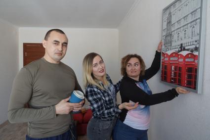 Самара. Жильцы осматривают свою квартиру в новом жилом доме.