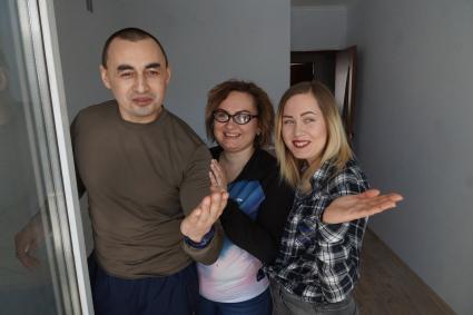Самара. Жильцы во время осмотра квартиры в новом доме.