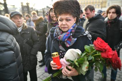 Москва. Председатель Всероссийского общественного движения `Матери России`, член Совета Федерации РФ Валентина Петренко  у  мемориала  на Манежной площади, организованного  в память о погибших в ТЦ `Зимняя вишня`в Кемерово.