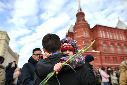 Москва.  Горожане у мемориала на Манежной площади, организованного в память о погибших в ТЦ `Зимняя вишня`в Кемерово.