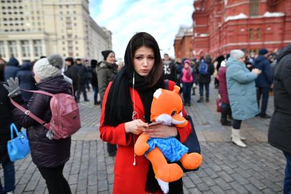 Москва.  Девушка у мемориала на Манежной площади, организованного в память о погибших в ТЦ `Зимняя вишня`в Кемерово.