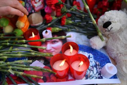 Москва. Мемориал на Манежной площади, организованный в память о погибших в ТЦ `Зимняя вишня`в Кемерово.