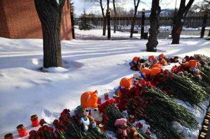 Москва.  Мемориал на Манежной площади, организованный в память о погибших в ТЦ `Зимняя вишня`в Кемерово.