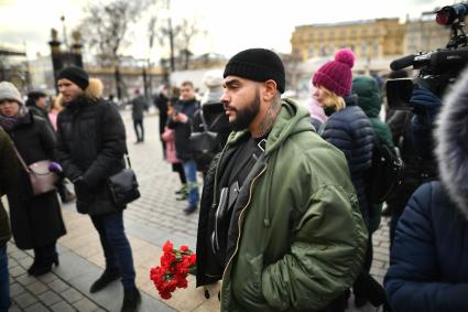 Москва.  Певец Тимати у мемориала на Манежной площади, организованного в память о погибших в ТЦ `Зимняя вишня`в Кемерово.