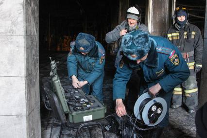 Кемерово. Сотрудники МЧС в здании торгового центра `Зимняя вишня`, где произошел пожар и погибли люди.