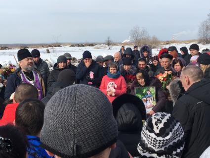 Кемерово. Похороны семьи 11-летнего Сережи Москаленко, погибших при пожаре в ТЦ `Зимняя вишня`.