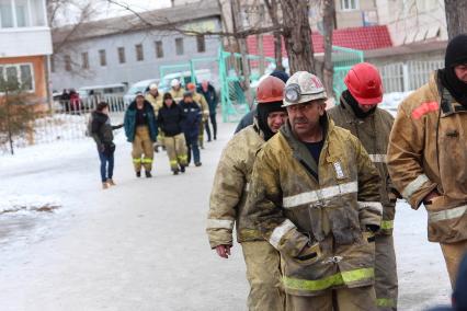 Кемерово. Сотрудники МЧС у здания торгового центра `Зимняя вишня`, где произошел пожар и погибли люди.