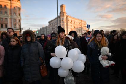 Москва. Горожане во время митинга  на Пушкинской площади, организованном в память о погибших  при пожаре в ТЦ `Зимняя вишня`в Кемерово.