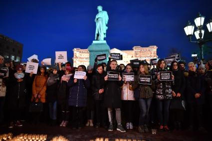 Москва. Горожане во время митинга  на Пушкинской площади, организованном в память о погибших  при пожаре в ТЦ `Зимняя вишня`в Кемерово.