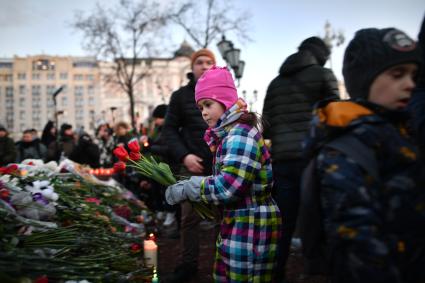 Москва. Горожане  несут цветы к памятнику  Пушкина  во время митинга   на Пушкинской площади, организованного в память о погибших  при пожаре в ТЦ `Зимняя вишня`в Кемерово.