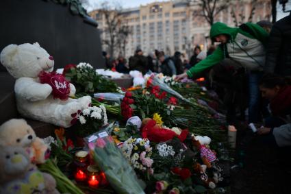 Москва. Игрушки, свечи  и цветы  у  памятника  Пушкина  во время митинга   на Пушкинской площади, организованного в память о погибших  при пожаре в ТЦ `Зимняя вишня`в Кемерово.