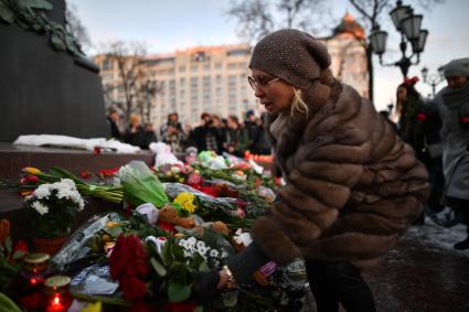 Москва. Горожане  несут цветы к памятнику  Пушкина  во время митинга   на Пушкинской площади, организованного в память о погибших  при пожаре в ТЦ `Зимняя вишня`в Кемерово.