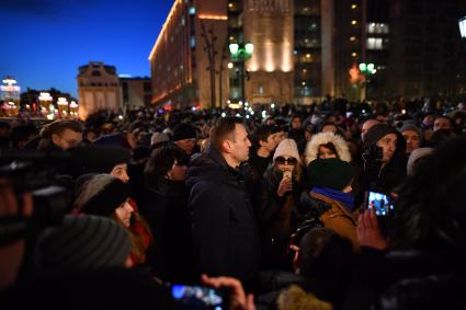 Москва. Алексей Навальный во время митинга  на Пушкинской площади, организованном в память о погибших  при пожаре в ТЦ `Зимняя вишня`в Кемерово.