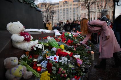 Москва. Горожане  несут цветы к памятнику  Пушкина  во время митинга   на Пушкинской площади, организованного в память о погибших  при пожаре в ТЦ `Зимняя вишня`в Кемерово.