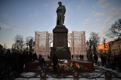 Москва. Горожане  несут цветы к памятнику  Пушкина  во время митинга   на Пушкинской площади, организованного в память о погибших  при пожаре в ТЦ `Зимняя вишня`в Кемерово.