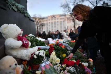 Москва. Горожане несут цветы к памятнику Пушкина во время митинга на Пушкинской площади, организованного в память о погибших при пожаре в ТЦ `Зимняя вишня`в Кемерово.