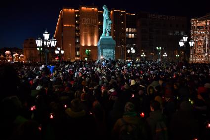 Москва. Горожане во время митинга  на Пушкинской площади, организованном в память о погибших  при пожаре в ТЦ `Зимняя вишня`в Кемерово.