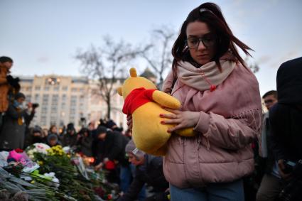 Москва. Горожане  несут цветы к памятнику  Пушкина  во время митинга   на Пушкинской площади, организованного в память о погибших  при пожаре в ТЦ `Зимняя вишня`в Кемерово.