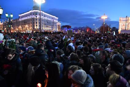 Москва. Горожане во время митинга  на Пушкинской площади, организованном в память о погибших  при пожаре в ТЦ `Зимняя вишня`в Кемерово.