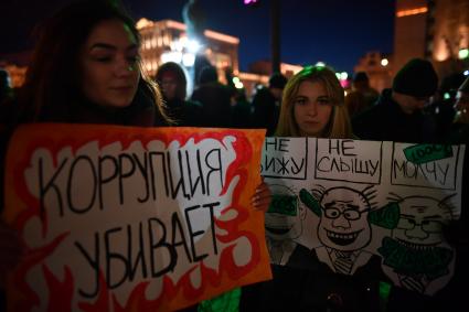 Москва. Горожане во время митинга  на Пушкинской площади, организованном в память о погибших  при пожаре в ТЦ `Зимняя вишня`в Кемерово.