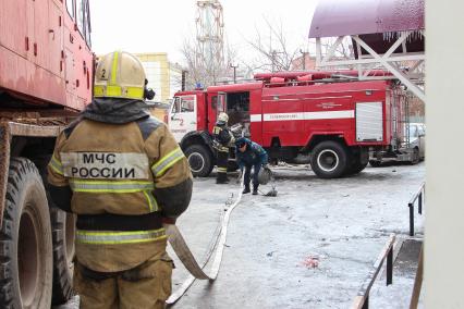 Кемерово. Пожарные у торгового центра `Зимняя вишня`, где произошел пожар и погибли люди.