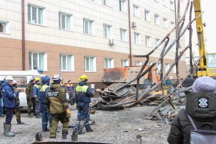 Кемерово. Спасатели у торгового центра `Зимняя вишня`, где произошел пожар и погибли люди.