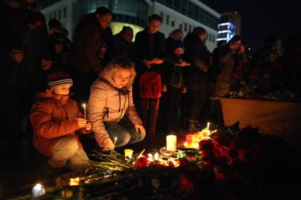 Ставрополь. Жители города пришли на акцию памяти о погибших при пожаре в кемеровском ТЦ `Зимняя вишня`.