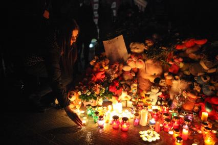 Ставрополь. Жители города пришли на акцию памяти о погибших при пожаре в кемеровском ТЦ `Зимняя вишня`.