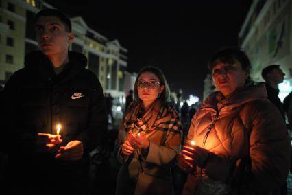 Ставрополь. Жители города пришли на акцию памяти о погибших при пожаре в кемеровском ТЦ `Зимняя вишня`.