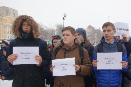 Самара. Горожане на панихиде в память о жертвах пожара  в торговом центре  `Зимняя вишня`  в Кемерово.