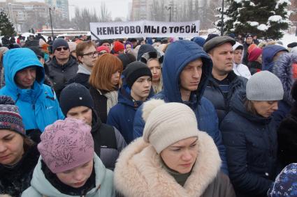 Самара. Горожане на панихиде в память о жертвах пожара  в торговом центре  `Зимняя вишня` в Кемерово.