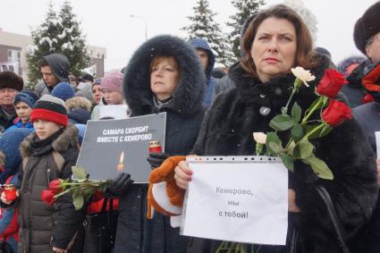 Самара. Горожане на панихиде в память о жертвах пожара  в торговом центре  `Зимняя вишня`  в Кемерово.