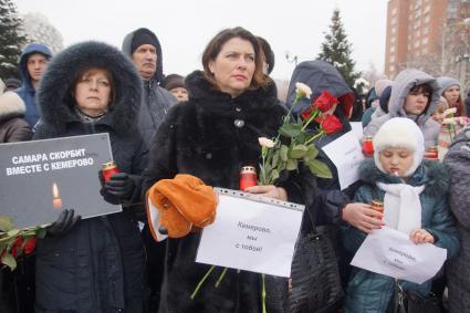 Самара. Горожане на панихиде в память о жертвах пожара  в торговом центре  `Зимняя вишня`  в Кемерово.