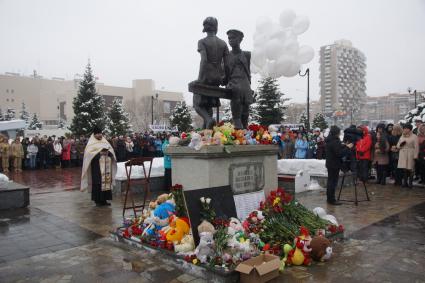 Самара. Горожане на панихиде в память о жертвах пожара в торговом центре `Зимняя вишня` в Кемерово.