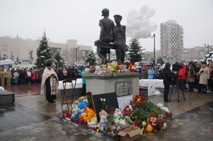 Самара. Горожане на панихиде в память о жертвах пожара  в торговом центре  `Зимняя вишня`  в Кемерово.