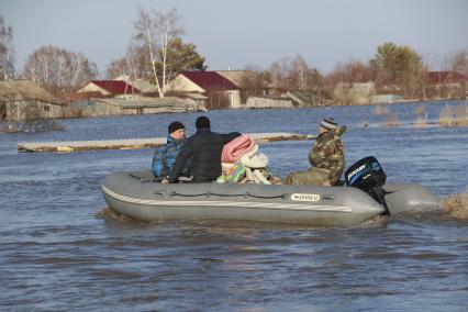 Алтай, село Зеленый Дол. Спасатели эвакуируют жителей затопленных домов.