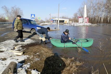 Алтай, село Николаевка. Эвакуация  жителей затопленных домов.